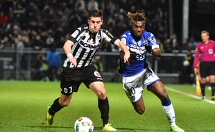 Ici à la lutte samedi avec le milieu angevin Baptiste Santamaria, Allan Saint-Maximin a signé 3 buts et 2 passes décisives cette saison. JEAN-FRANCOIS MONIER