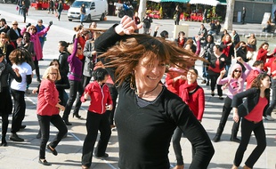 Des femmes, mais aussi quelques hommes, ont dansé sur la Comédie jeudi.