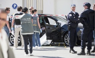 La police a procédé à des relevés d'empreintes et à une enquête de voisinage.