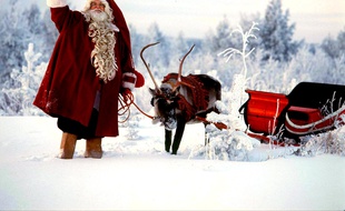 La Père Noël et ses rennes en Laponie.