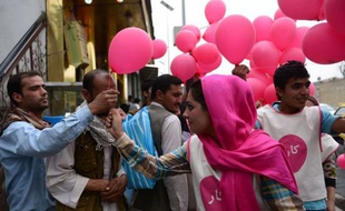 Des volontaires afghans distribuaient samedi 10.000 ballons roses pour la paix dans le centre de Kaboul au lendemain d'une attaque des insurgés talibans.