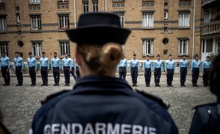 Des gendarmes alignés. (illustration)