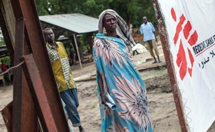 Une femme arrive à l'entrée de l'hôpital de Médecin Sans Frontières à Leer, dans le nord du Soudan du Sud, le 7 juillet 2014