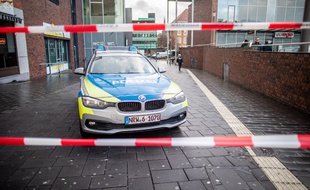 Dans la ville de Bottrop, une homme de 50 ans a d'abord tenté d'écraser un piéton
