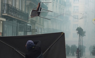 Des casseurs jettent des chaises sur les forces de l'ordre dans le quartier Bouffay, samedi 7 décembre 2019 à Nantes.