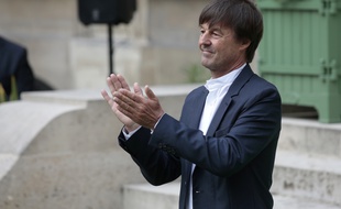 Nicolas Hulot, nouveau ministre de la Transition écologique et solidaire du gouvernement d'Edouard Philippe, applaudit Ségolène Royal, sa prédécesseure, lors de la passation de pouvoirs le 17 mai 2017.