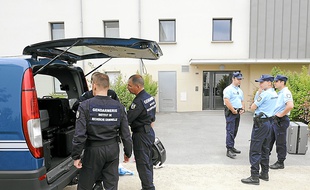 Des gendarmes devant le domicile d'Anne Caudal à Bruz, le 27 juillet 2011.
