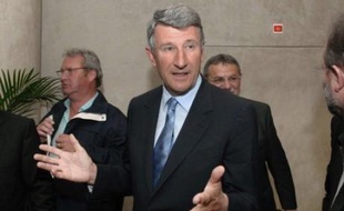 Philippe de Villiers (MPF) a quitté officiellement dimanche ses fonctions de président du conseil général de la Vendée, symboliquement 22 ans jour pour jour après sa première élection à ce siège, a-t-on appris dimanche auprès du conseil général.