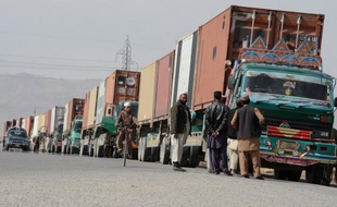 Deux chauffeurs de poids lourds d'approvisionnement des forces de l'Otan en Afghanistan ont été tués jeudi à la suite de tirs contre leurs véhicules alors qu'ils circulaient dans le nord-ouest du Pakistan, à proximité de la frontière afghane, ont annoncé les autorités locales.