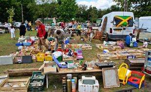 Vide-grenier dans une commune de la Sarthe.