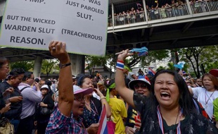 Les manifestants réclamant le départ de la Première ministre thaïlandaise ont accru leur pression de façon spectaculaire lundi, pénétrant dans deux ministères et menaçant de s'emparer d'autres, dernière étape en date du mouvement de rue le plus important depuis la crise de 2010.