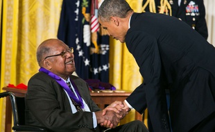 Ernest J. Gaines lors de sa remise de la National Medal of Arts par Barack Obama en 2012.