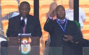 Un faux traducteur de langue des signes lors de la cérémonie en hommage à Nelson Mandela, le 10 décembre 2013.