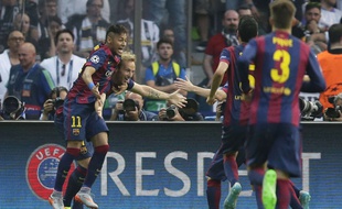 Neymar fêté par ses coéquipiers le 6 juin 2015