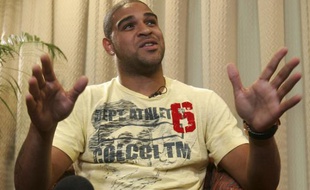 Le footballeur brésilien Adriano, lors d'une conférence de presse à Rio de Janeiro le 9 avril 2009.