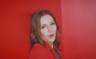 Carla dans le clip de sa chanson «Bim Bam Toi».