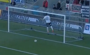Un défenseur islandais du championnat suédois saute pou r se taper la tête contre la barre, le 20 janvier 2015.
