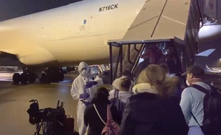 Les passagers américains du paquebot coincé au Japon "Diamond Princess" ont été évacués le 17 février 2020.
