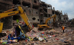 Le Rana Plaza, un immeuble de neuf étages, abritait cinq ateliers de confection travaillant pour des marques occidentales. Il avait été construit au mépris des règles et des fissures sur le bâtiment constatées la veille du drame n'avaient pas été prises en compte par les autorités.