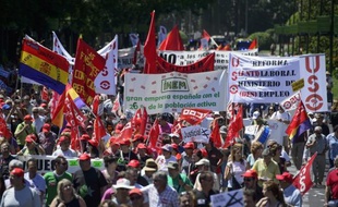 Des milliers de personnes ont manifesté à Madrid dimanche contre la politique d'austérité et le taux de chômage record, exhortant le Premier ministre espagnol Mariano Rajoy à se concentrer sur la création d'emplois pour sortir le pays de la récession.