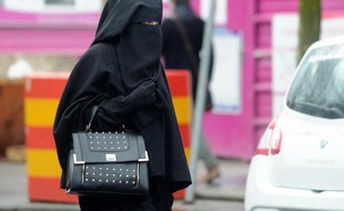 Une femme vêtue d'un voile islamique intégral, le niqab, dans une rue de Roubaix dans le nord de la France, le 9 janvier 2014