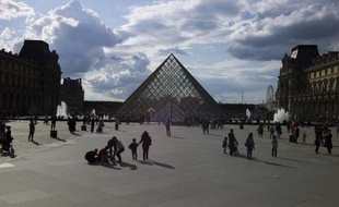 La pyramide du Louvre à Paris le 15 août 2014