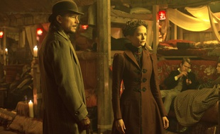 La série Penny Dreadful se déroule en pleine époque victorienne.