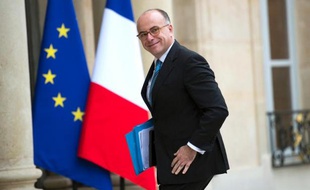 Le ministre du Budget Bernard Cazeneuve a fait référence mercredi à l'actrice Julie Gayet en tant que "compagne" de François Hollande, avant de se reprendre rapidement, lors d'une interview sur iTélé.