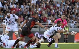 Bogdan Balan (de dos), en défense face à Brive, le 30 août 2014. AFP PHOTO / JEAN-PHILIPPE KSIAZEK