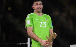 Emiliano Martinez plaisante après avoir reçu son trophée de meilleur gardien de la Coupe du monde, le 18 décembre 2022 à Lusail, au Qatar.
