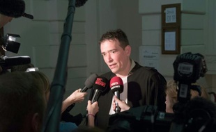 Sébastien Courtoy, avocat de Marouane El Bali, parle à la presse avant l'ouverture du procès de la cellule jihadiste de Verviers, au tribunal correctionel de Bruxelles le 9 mai 2016