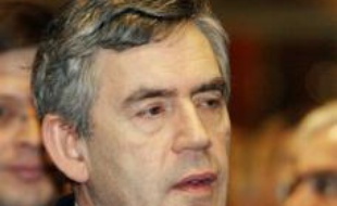 Le Premier ministre britannique Gordon Brown s'est efforcé vendredi à Bruxelles de faire taire la polémique sucitée par son absence la veille à la cérémonie de signature du nouveau traité européen, mais ses déclarations sur l'Europe ont manqué d'enthousiasme.