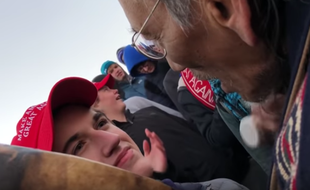Un lycéen portant une casquette pro-Trump face à un Amérindien vétéran de la guerre du Vietnam, à Washington, le 18 janvier 2019.