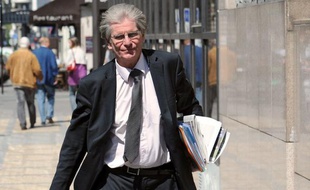 Le député de Seine-Saint-Denis Patrick Braouezec (apparenté PCF) a été agressé jeudi soir à Saint-Denis par un groupe de jeunes qui l'ont molesté et lui ont dérobé son téléphone et sa carte bancaire.