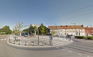 Un tramway rue Jules Mousseron à Aulnoy-Les-Valenciennes.