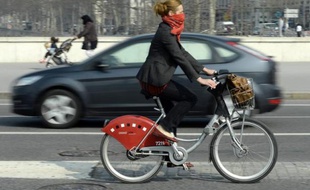 Une femme sur un Velo'V à Lyon le 14 mars 2014