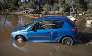 Une voiture coincée dans les inondations en France, illustration