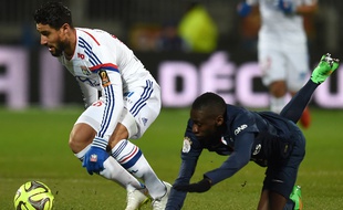 Le joueur de l'OL Nabil Fekir contre le Parisien Blaise Matuidi, le 8 février 2015 à Gerland.