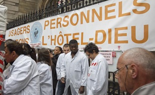 Manifestation du personnel hospitalier des urgences de l'Hôtel-Dieu à Paris, le 4 novembre 2013.