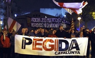 Des manifestants défilent à L'Hospitalet de Llobregat, en Catalogne, à l'appel du mouvement anti-islam Pediga, le 11 mars 2015