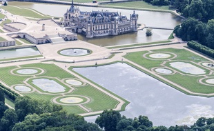 Vue aérienne du château de Chantilly, dans l'Oise.