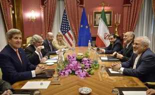 Le secrétaire d'Etat américain John Kerry (g) et le ministre iranien des Affaires étrangères, Mohammad Javad Zarif (d) le 28 mars 2015, à Lausanne