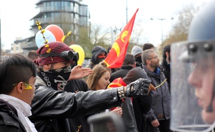 Un manifestant tend une fleur à un gendarme mobile lors de la manifestation contre la loi Travail du 5 avril 2016 à Rennes.