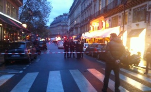 Cordon de police près de la rue Saint-Honoré à Paris le 17 novembre 2015.