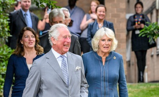 Le prince Charles, visiblement ravi, et Camilla, duchesse de Cornouailles, lors de leur première sortie officielle depuis la pandémie de coronavirus