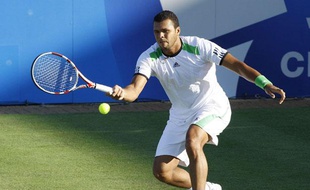 Jo-Wilfried Tsonga lors de son huitième de finale face à David Ferrer, à Wimbledon, le 27 juin 2011