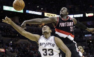 Boris Diaw (en blanc) lors d'un match face à Portland, le 23 avril 2012