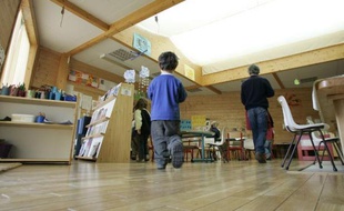 Des enfants rejoignent leur classe d'une école primaire à Langouët, totalement réhabilitée en bâtiment écologique