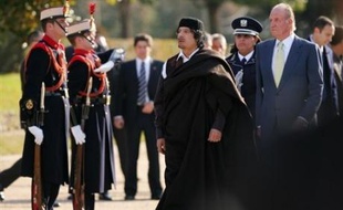 Ex-bête noire des Occidentaux, Mouammar Kadhafi a achevé mardi en Espagne un voyage européen d'une dizaine de jours pendant lequel il a, depuis Paris et Madrid, officialisé sa réhabilitation internationale en échange de promesses de milliards d'euros de contrats..