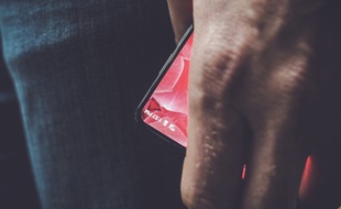 Andy Rubin, co-créateur d'Android, a dévoilé ce 27 mars 2017 sur Twitter un aperçu du premier smartphone Android avec des bordures très réduites.